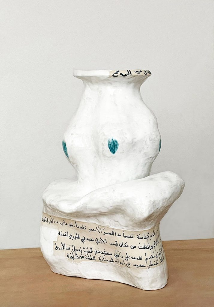 German Hella Berent incorporates Arabic calligraphy into her sculptures. Die Sprache im Wind
2023, ceramics, Arabic Scripture, 55 x 40 x 37 cm