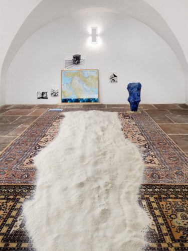 Installation 2026 Egyptian Tongue 2026, Quarz-Sand, Ceramics, Photography, iron/glass Boxes, The Middle East Map, Carpets, 2,40 x 9 x 4,5 m, Photo Tobias Hübel